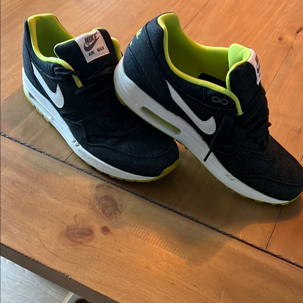 Nike Black and Green Sneakers Lightweight Athletic Design
